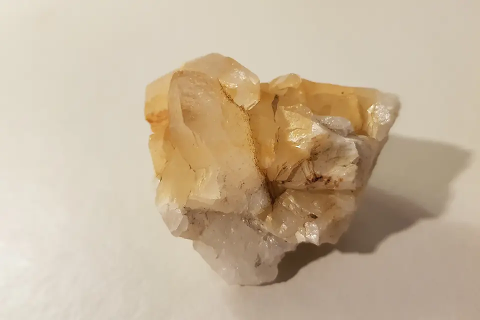 Quarz: Siliciumdioxid ist ein Mineral, im Grunde gereinigter Sand