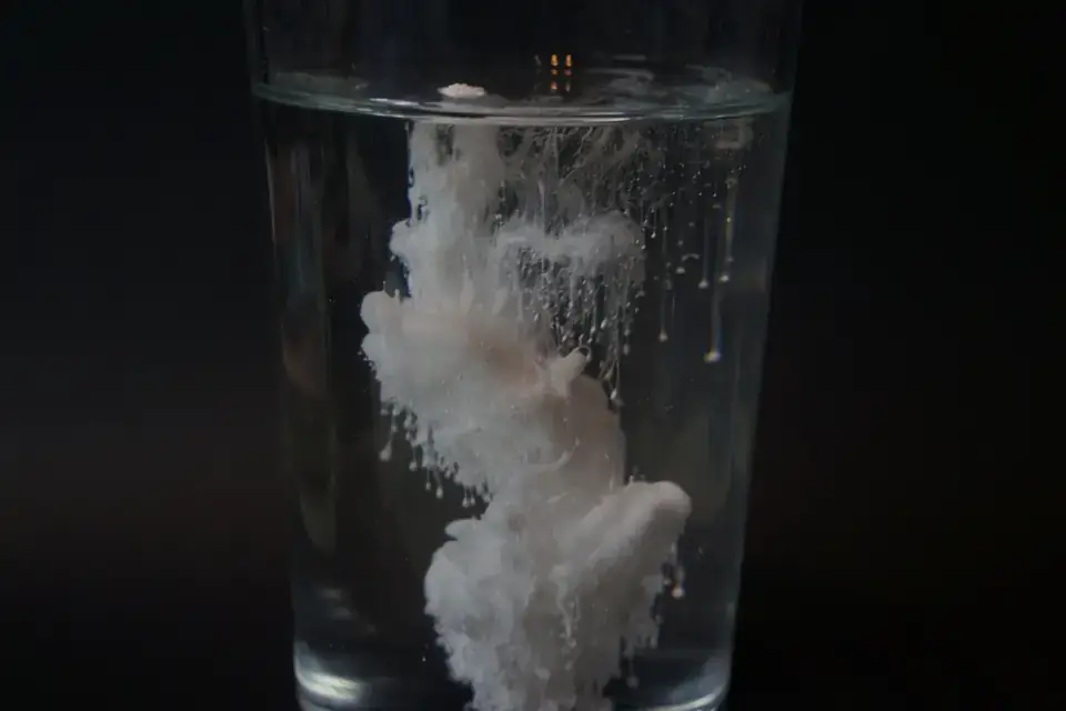 Titandioxid, ein weißes Mineralpulver
